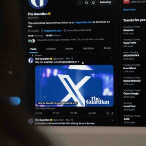 Een gebruiker bekijkt op X, voorheen bekend als Twitter, het account van de Britse krant The Guardian. Daarop staat een vastgezette tweet, die leidt naar een artikel die uitlegt waarom de krant niet meer op X publiceert