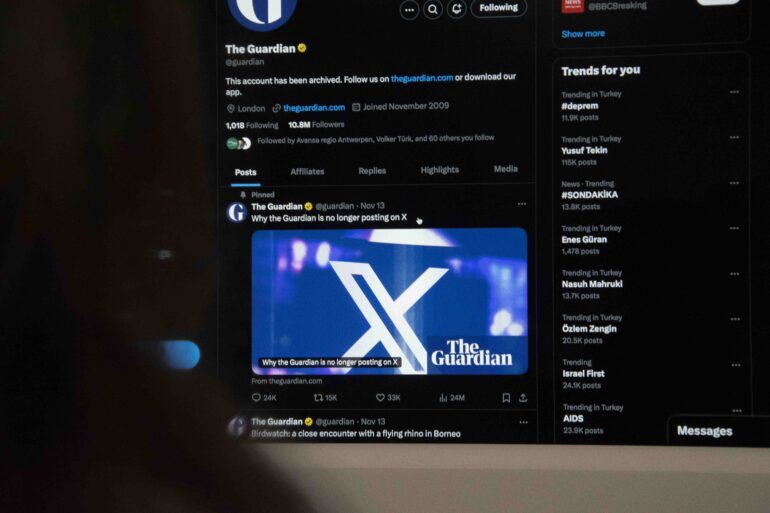 Een gebruiker bekijkt op X, voorheen bekend als Twitter, het account van de Britse krant The Guardian. Daarop staat een vastgezette tweet, die leidt naar een artikel die uitlegt waarom de krant niet meer op X publiceert