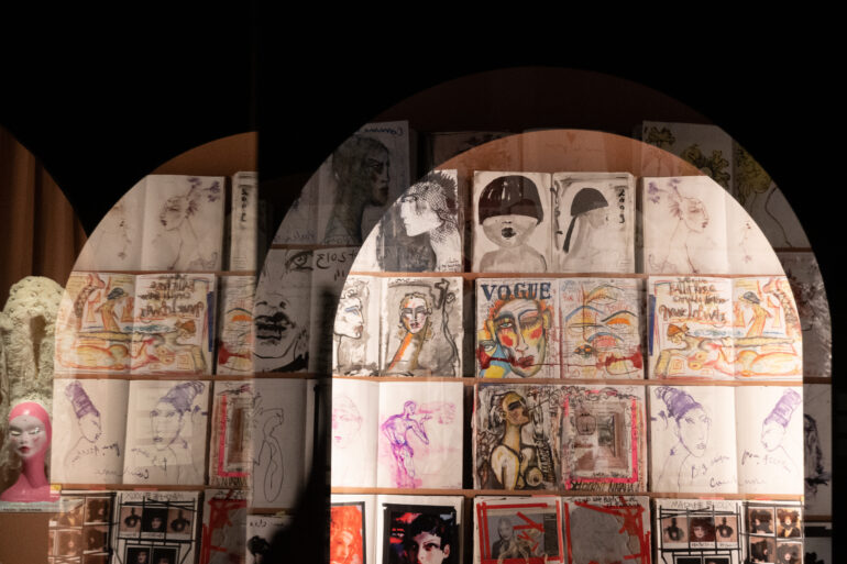 Magazines achter glas in MoMu.