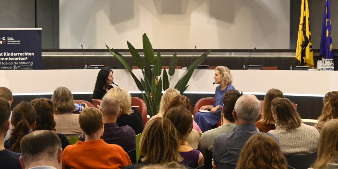 Moderator Kristel Verbeke in gesprek met Kinderrechtencommissaris Caroline Vrijens