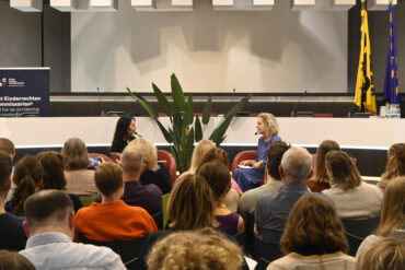 Moderator Kristel Verbeke in gesprek met Kinderrechtencommissaris Caroline Vrijens