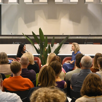 Moderator Kristel Verbeke in gesprek met Kinderrechtencommissaris Caroline Vrijens