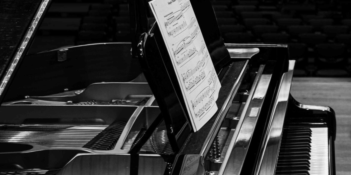 Een piano waar een partituur op ligt