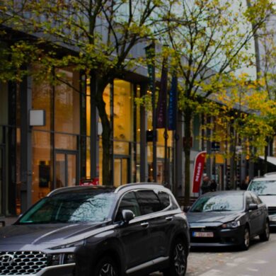 Een rij van geparkeerde auto's op Hopland, centrum van Antwerpen