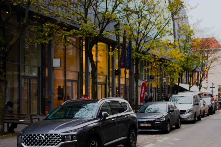 Een rij van geparkeerde auto's op Hopland, centrum van Antwerpen