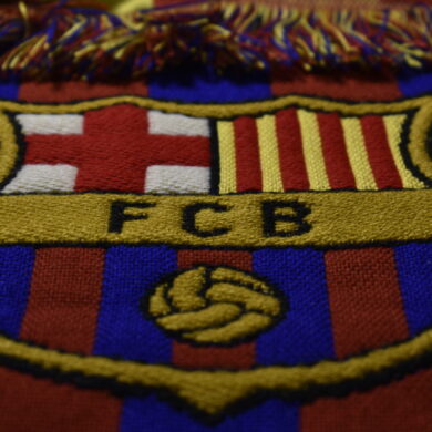 logo FC Barcelona op sjaal