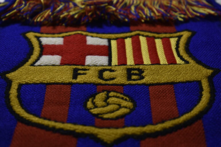 logo FC Barcelona op sjaal