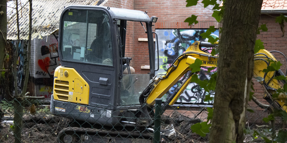 Het eerste renovatieproject is goed aan het vorderen. Ook de tuin wordt onder handen genomen.