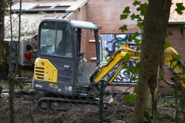 Het eerste renovatieproject is goed aan het vorderen. Ook de tuin wordt onder handen genomen.