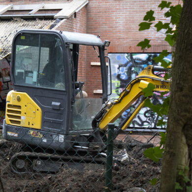 Het eerste renovatieproject is goed aan het vorderen. Ook de tuin wordt onder handen genomen.