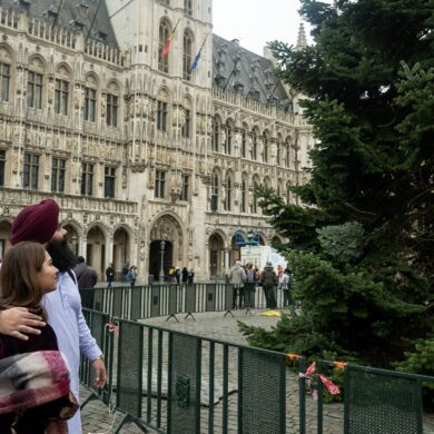 Twee toeristen bekijken kerstboom op Grote Markt Brussel