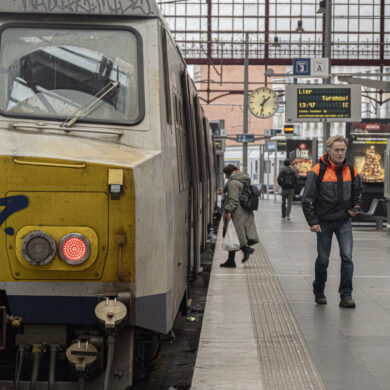 Man stapt uit trein/vrouw stapt in