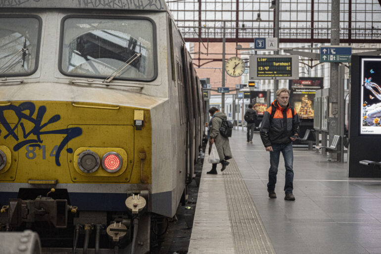 Man stapt uit trein/vrouw stapt in