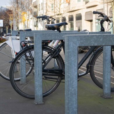 Geparkeerde fietsen aan een fietsenstalling