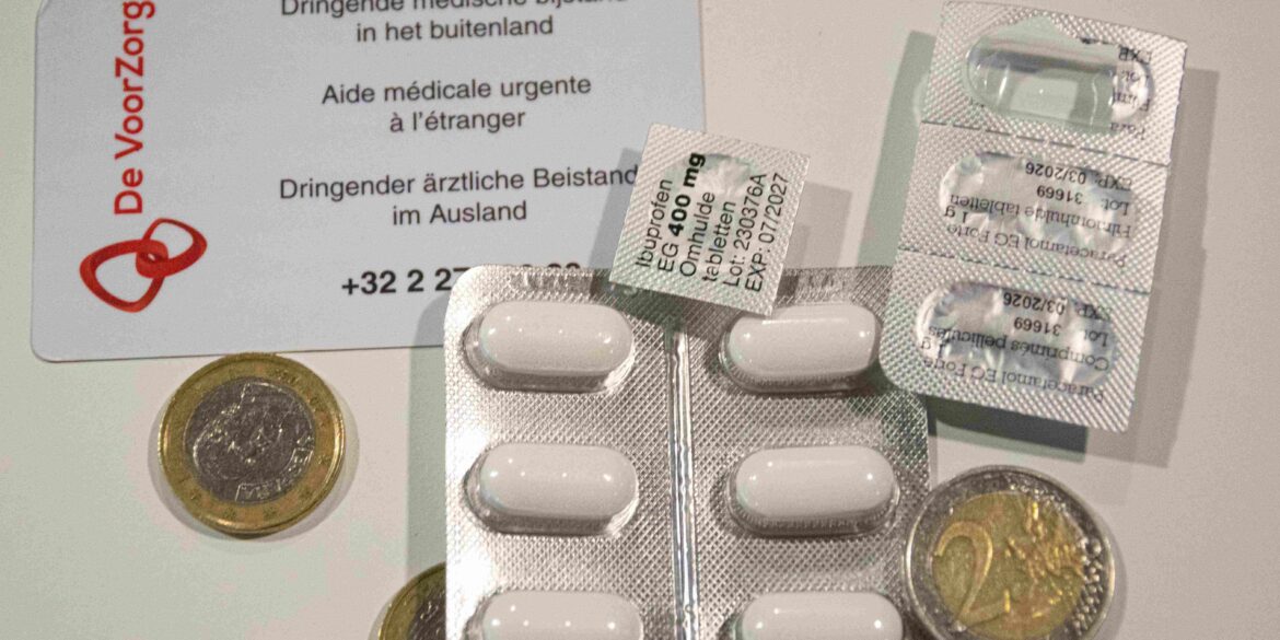 Medicijnen en ziekenfondskaartje en geld