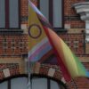 pride vlag wappert aan de buitenkant van het Roze Huis Antwerpen