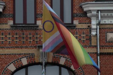 pride vlag wappert aan de buitenkant van het Roze Huis Antwerpen