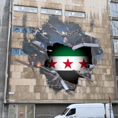 Syrische vlag in een krater van een gebouw (meistraat)