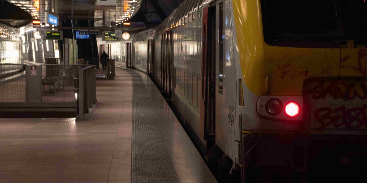 Trein vertrekt in station