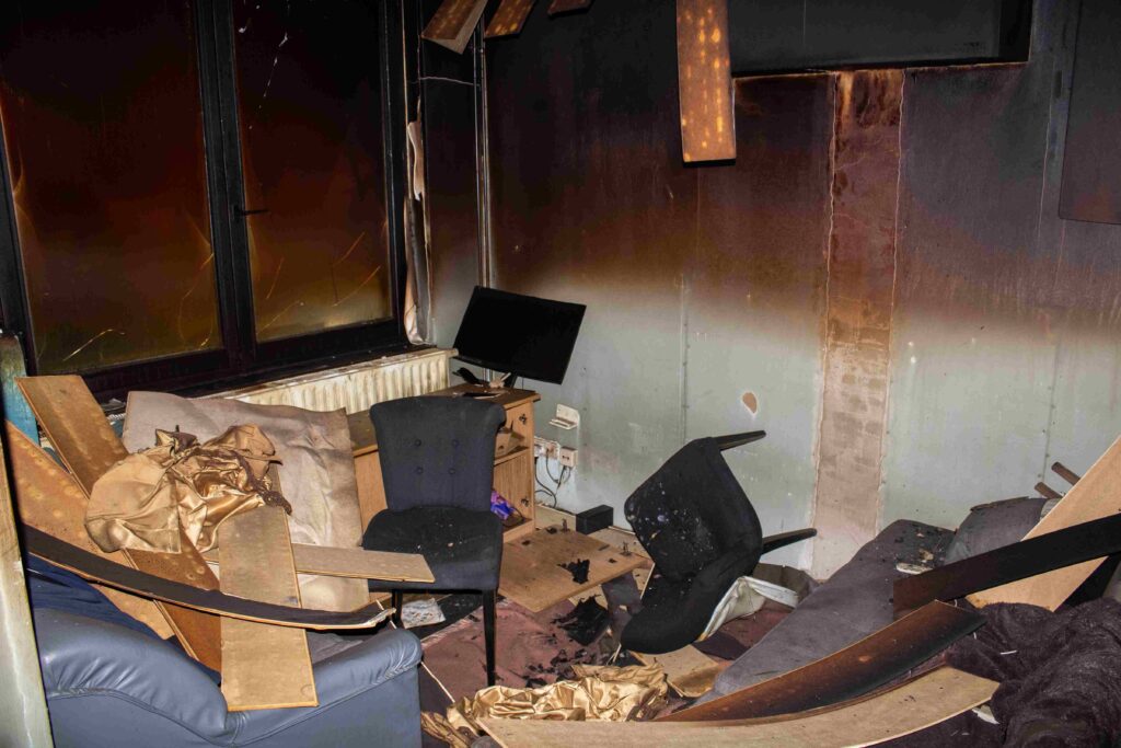 Zwartgeblakerde living van een pand in Seefhoek