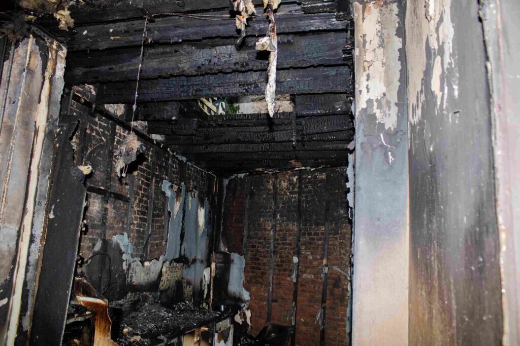 Uitgebrand dakraam van een pand in Seefhoek