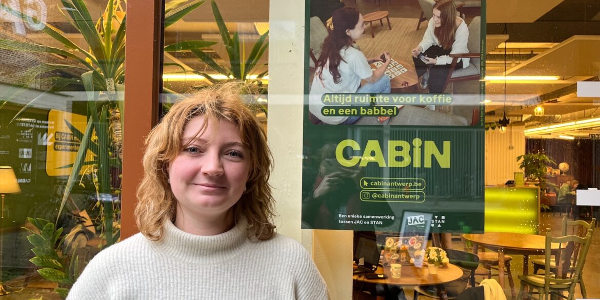 Gisia staat naast poster Cabin