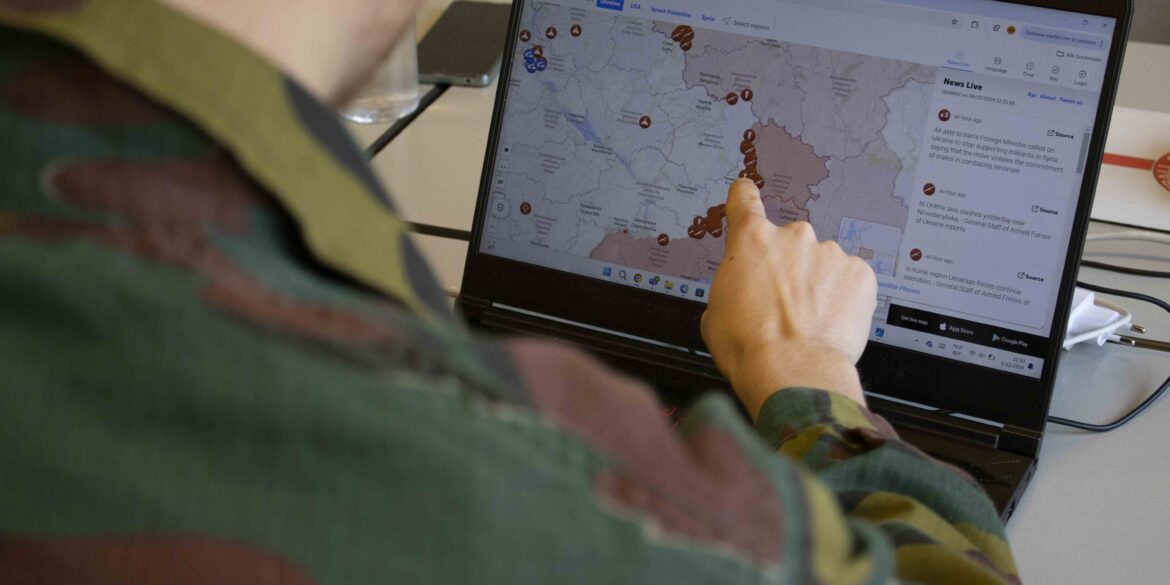 soldaat wijst naar kaart met oorlog in Oekraïne