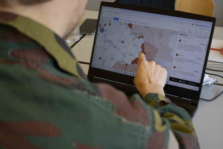 soldaat wijst naar kaart met oorlog in Oekraïne