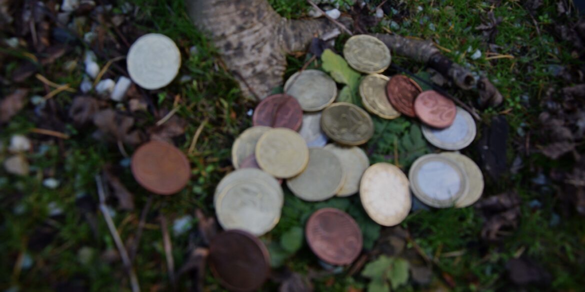 Kleine munten die het tekort van de financiering voor UNICEF aantonen.