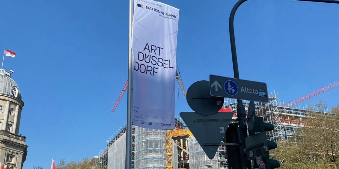 Een vlag van Art Düsseldorf in het centrum van de stad.