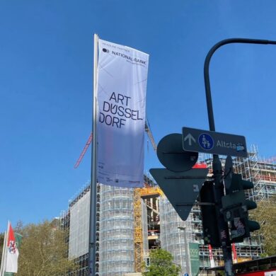 Een vlag van Art Düsseldorf in het centrum van de stad.