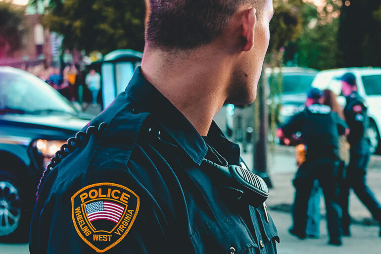 Politie staart in de verte