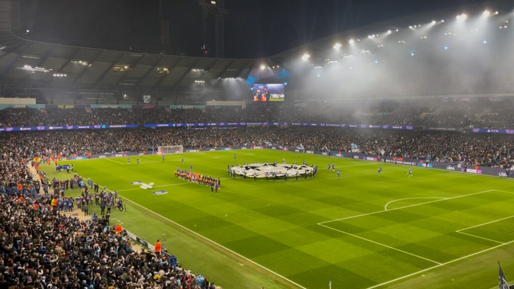 stadion tijdens de Champions Leaguehymne die wordt afgespeeld