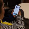 Student die een artikel leest over politiek