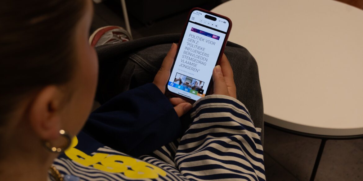 Student die een artikel leest over politiek