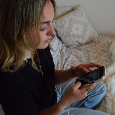 Jongere die vastplakt aan de telefoon.