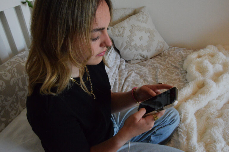 Jongere die vastplakt aan de telefoon.