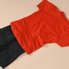 blauwe broek met rood shirt