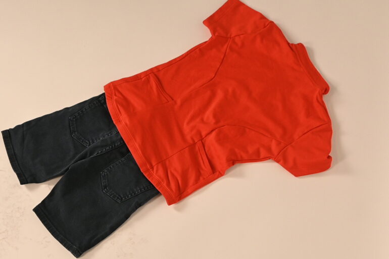 blauwe broek met rood shirt