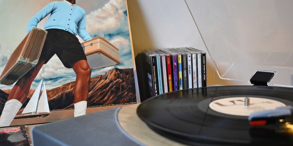 Merchandise en muziek kopen van artiesten helpt