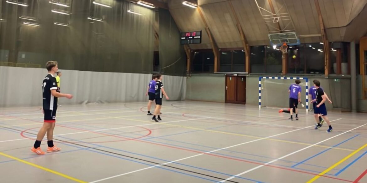 Foto van studenten die zaalvoetballen