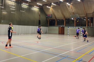 Foto van studenten die zaalvoetballen