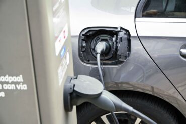 Elektrische wagen aan een laadpaal
