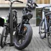 Een fatbike die aan een fietsenstalling staat.
