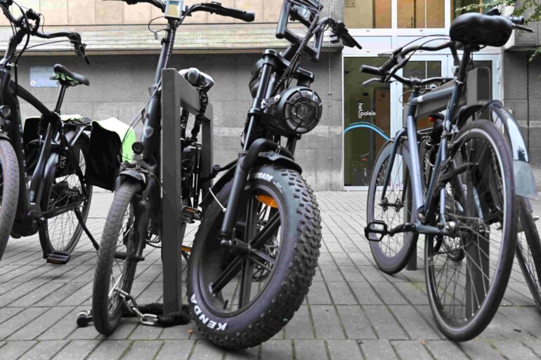 Een fatbike die aan een fietsenstalling staat.