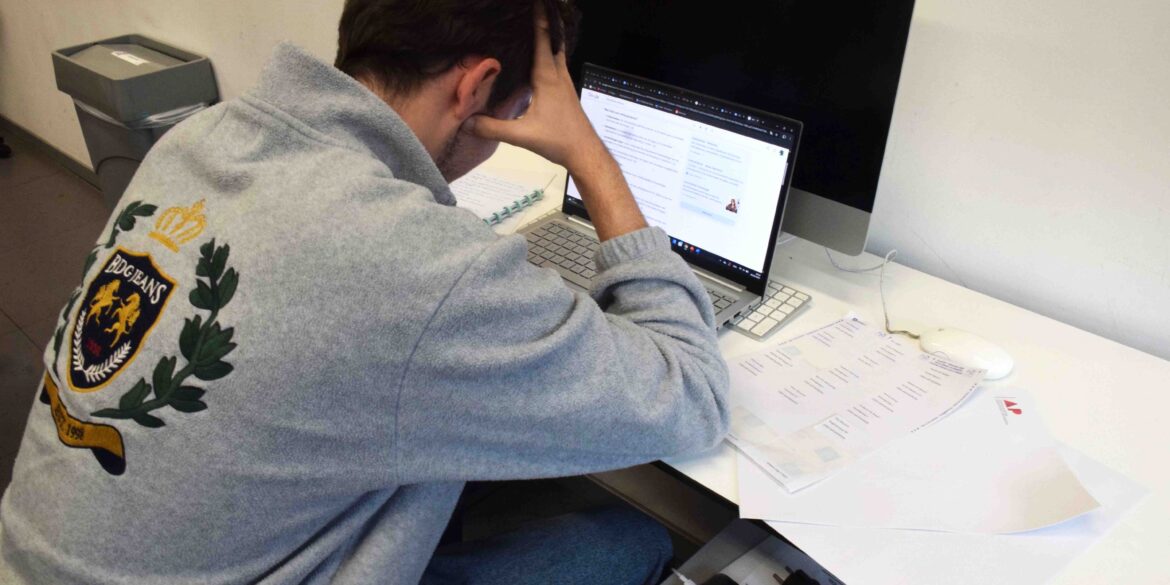 Man met handen in het haar uit frustratie.