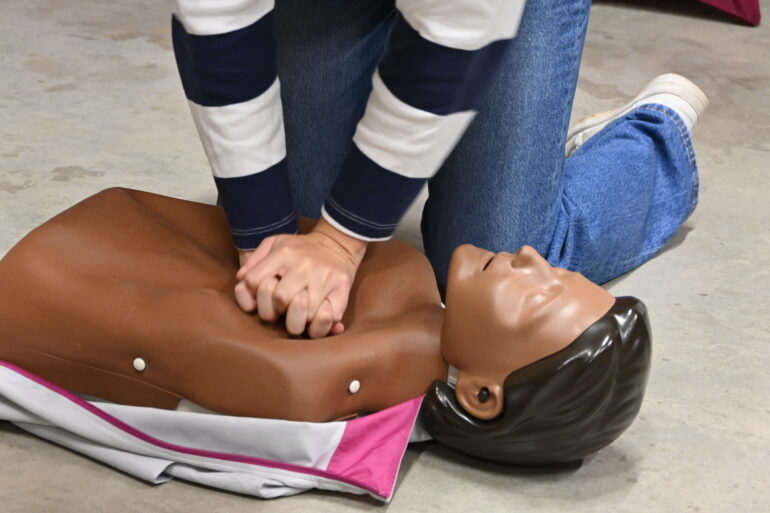 vrouw die reanimeert