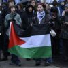 Studenten houden Palestijnse vlag vast tijdens protestactie