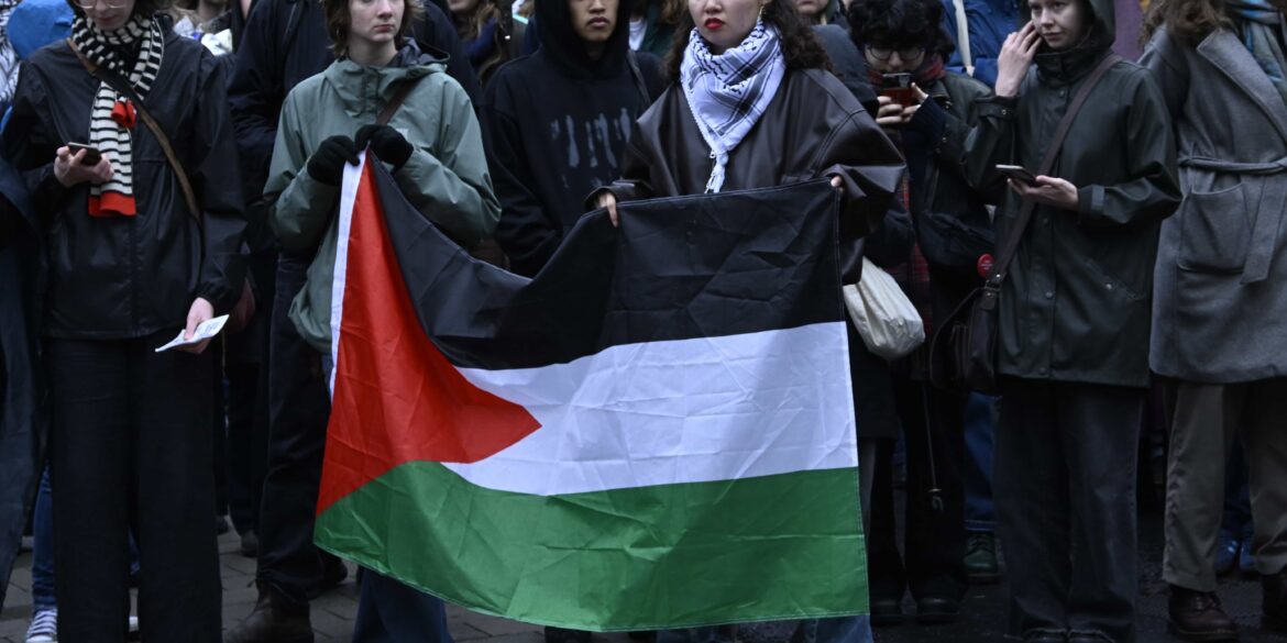 Studenten houden Palestijnse vlag vast tijdens protestactie