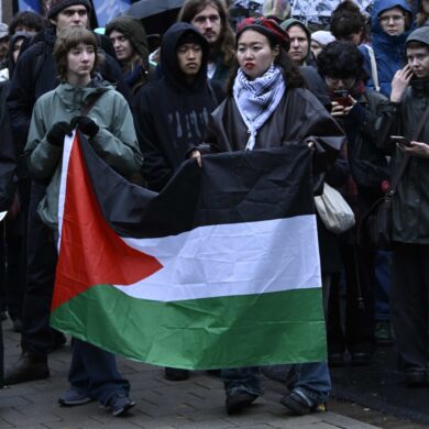 Studenten houden Palestijnse vlag vast tijdens protestactie